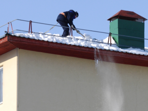 На Ямале усилен контроль за уборкой снега с крыш